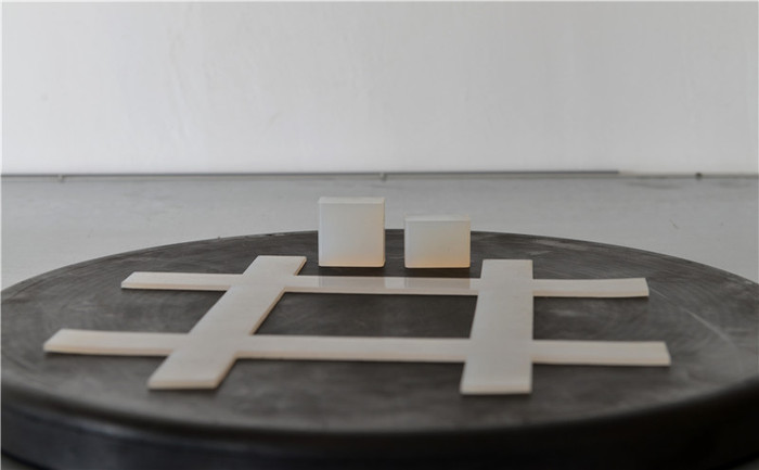 卫星太阳能舢板减震器