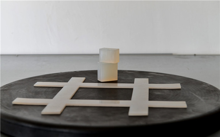 卫星太阳能舢板减震器